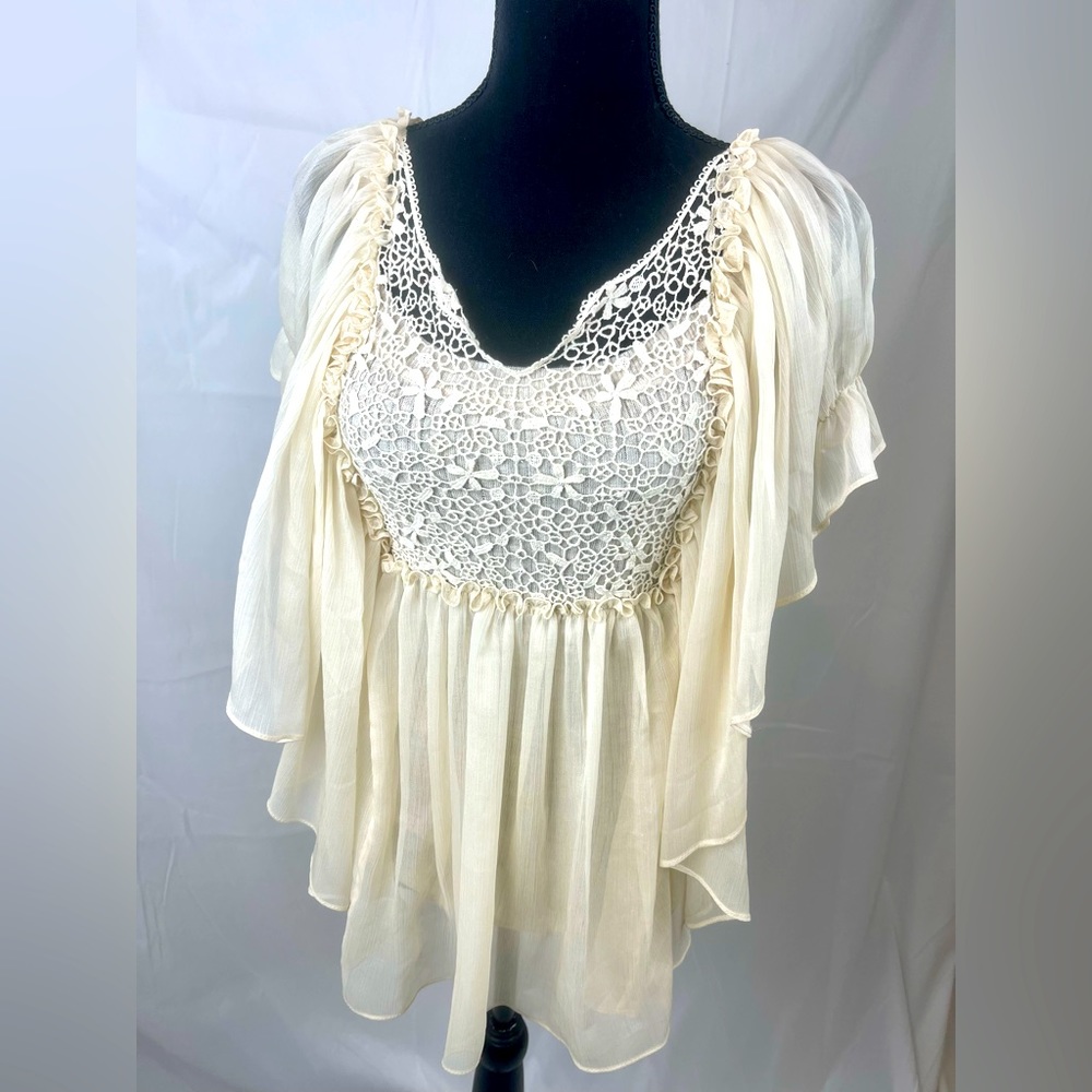 Katherine Floral Flutter-sleeve Top. Size Small